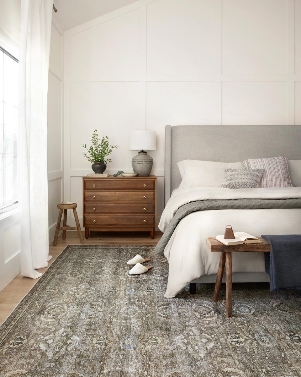 Rug Size for King Bed: The Best Layouts You Can Try - Homilo