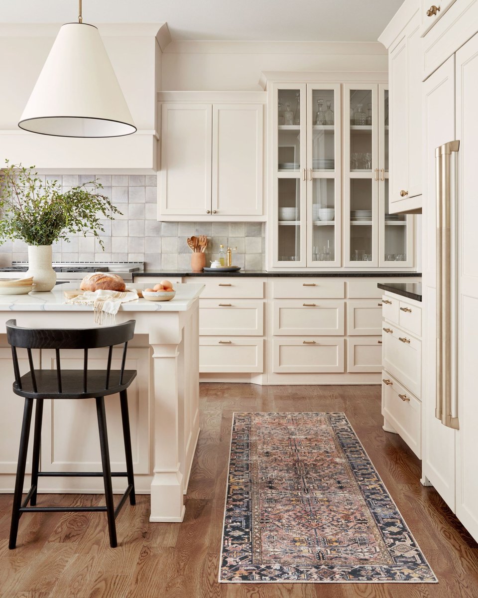 Limited Glass Cabinets - White Kitchen Decor Ideas