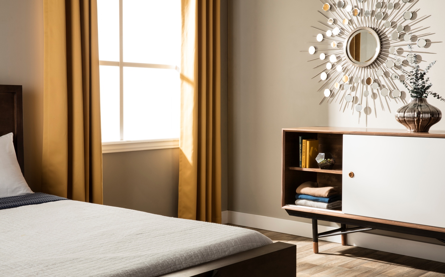 Mid-Century Style - Minimalist Bedroom Decor Ideas